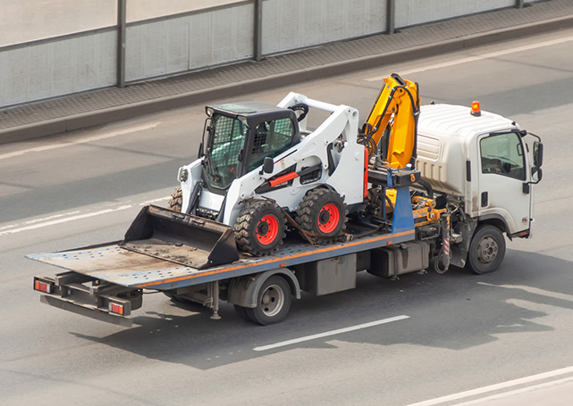 transport białej koparki